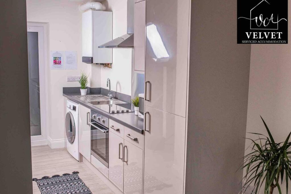✪ Leisure/business ✪ 1 Bedroom , Free Parking Apartment Swansea